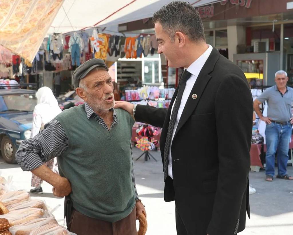 Koçarlı Belediye Başkanı Özgür Arıcı, İlçe Pazarını Ziyaret Etti