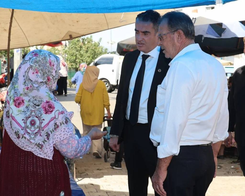 Koçarlı Belediye Başkanı Özgür Arıcı, İlçe Pazarını Ziyaret Etti