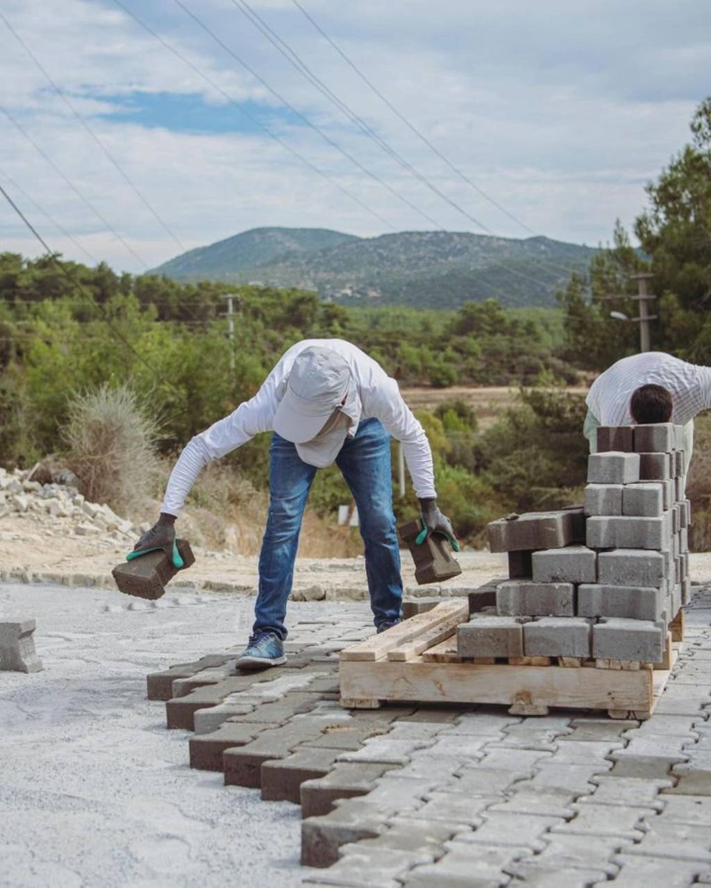 Kuşadası'nda Ağaç İşleri Sanayi Sitesi'nde Kilit Parke Taşı Döşeme Çalışmaları Başladı