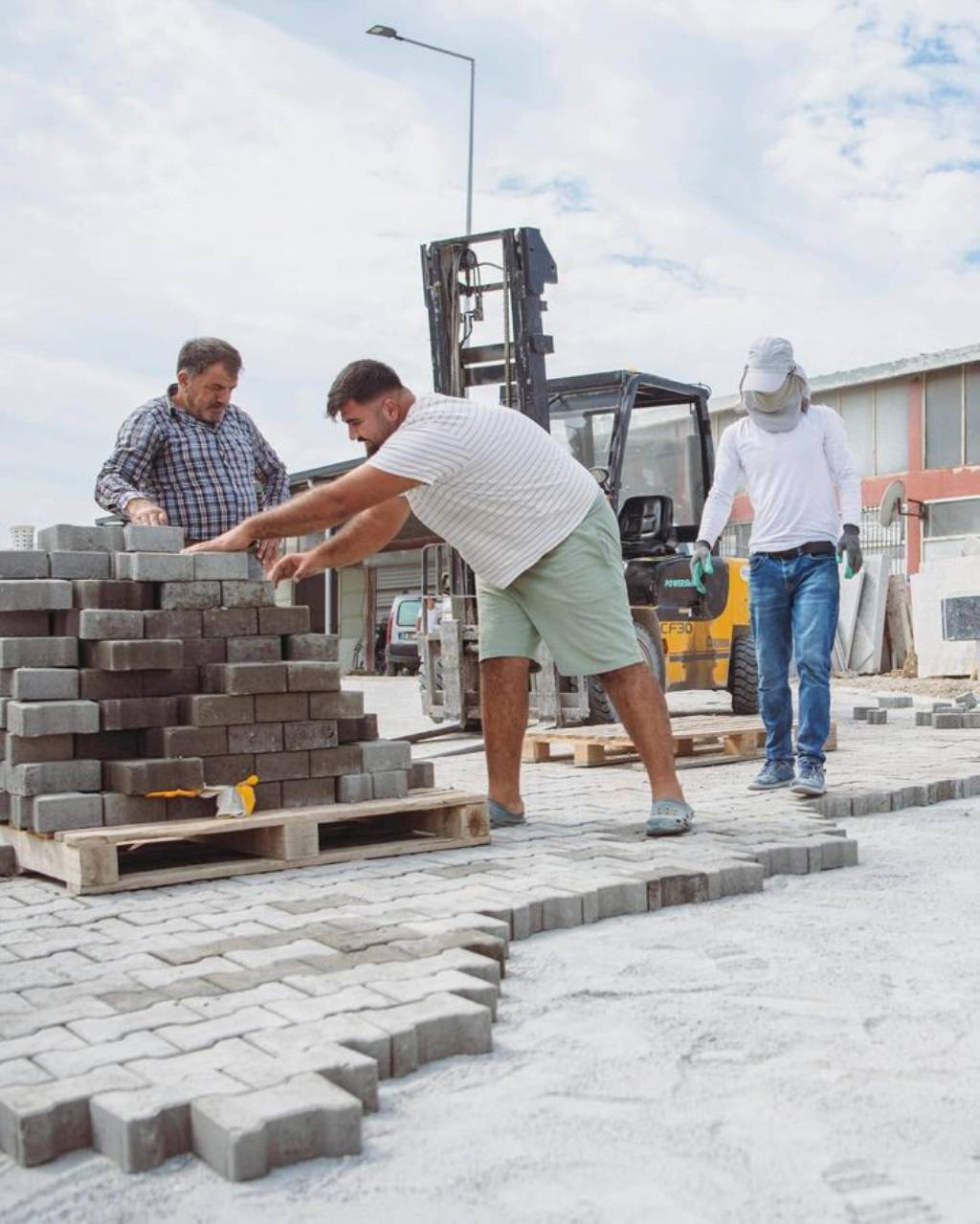 Kuşadası'nda Ağaç İşleri Sanayi Sitesi'nde Kilit Parke Taşı Döşeme Çalışmaları Başladı