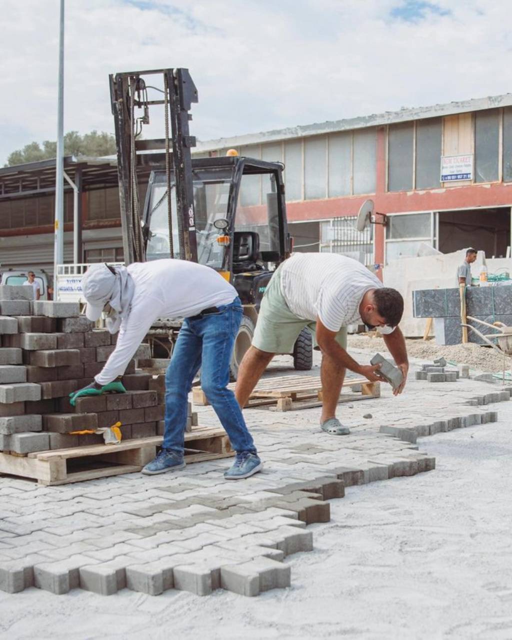 Kuşadası'nda Ağaç İşleri Sanayi Sitesi'nde Kilit Parke Taşı Döşeme Çalışmaları Başladı