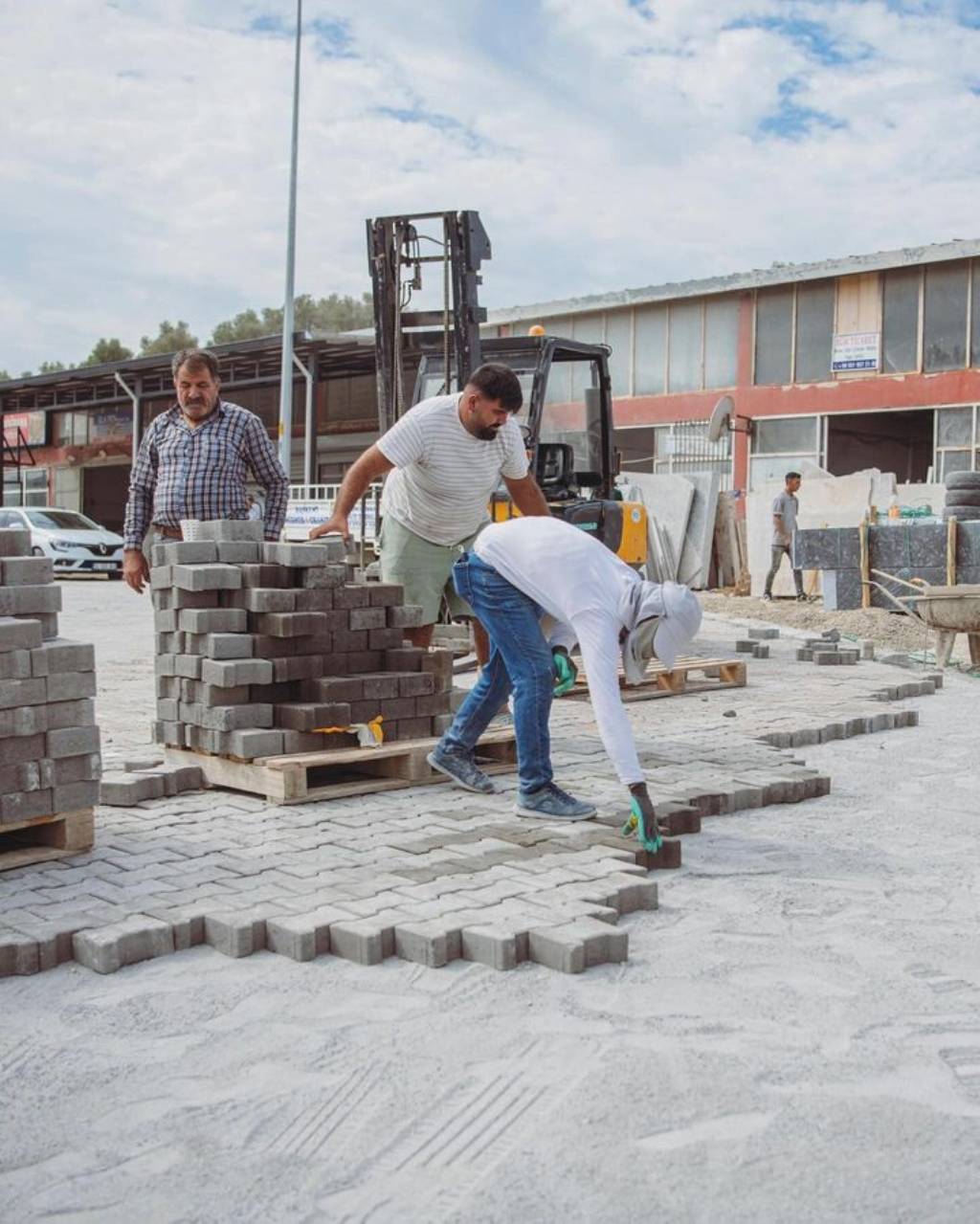 Kuşadası'nda Ağaç İşleri Sanayi Sitesi'nde Kilit Parke Taşı Döşeme Çalışmaları Başladı