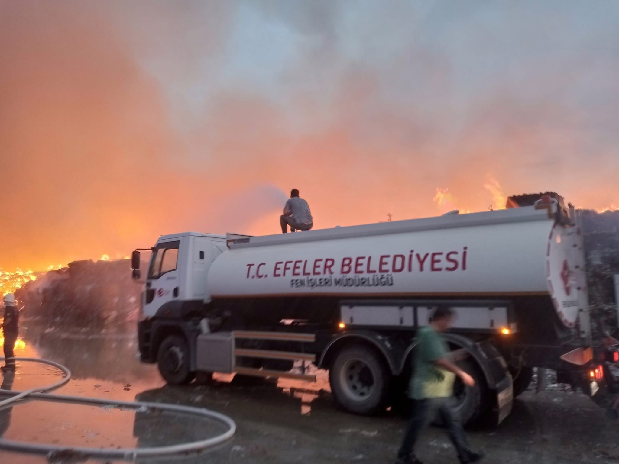 Efeler Belediyesi'nden Kipaş Kağıt Fabrikası Yangınına Destek Mesajı