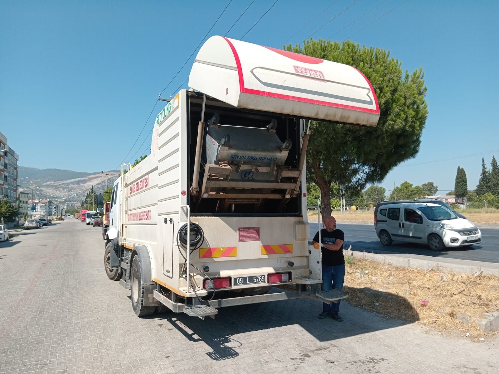 Söke Belediyesi Çöp Konteynerlerini Dezenfekte Ediyor