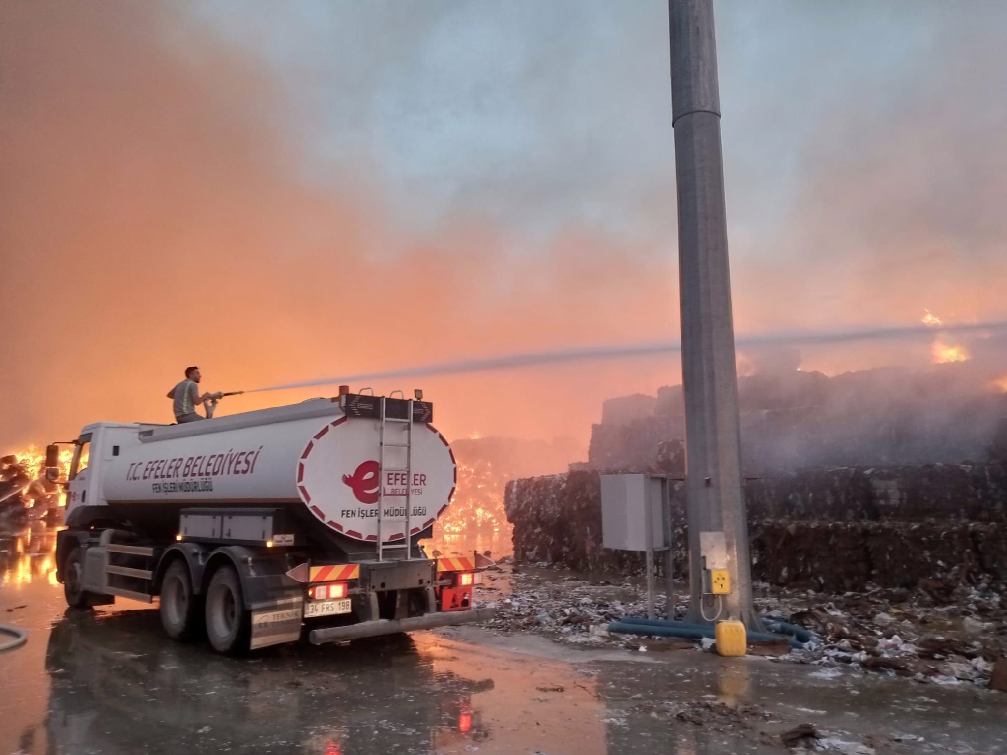 Efeler Belediyesi'nden Kipaş Kağıt Fabrikası Yangınına Destek Mesajı