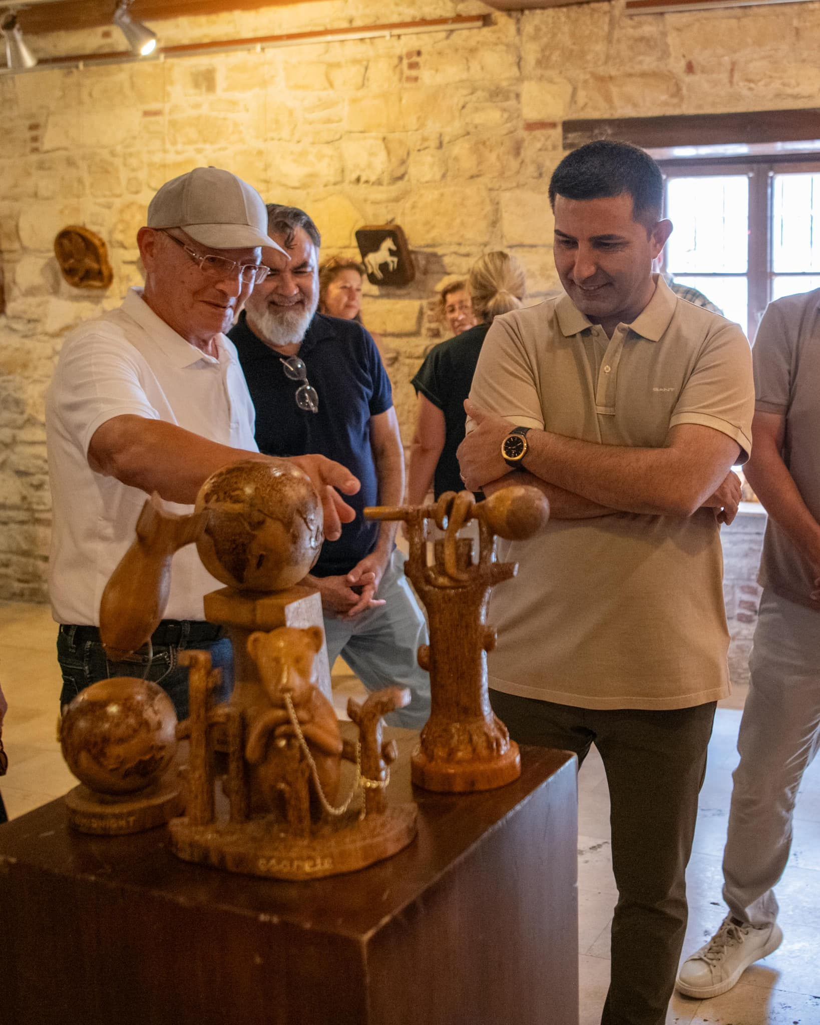 Kuşadası'nda “Odun İşlenirse” Ahşap Oyma Sergisi Açılışı