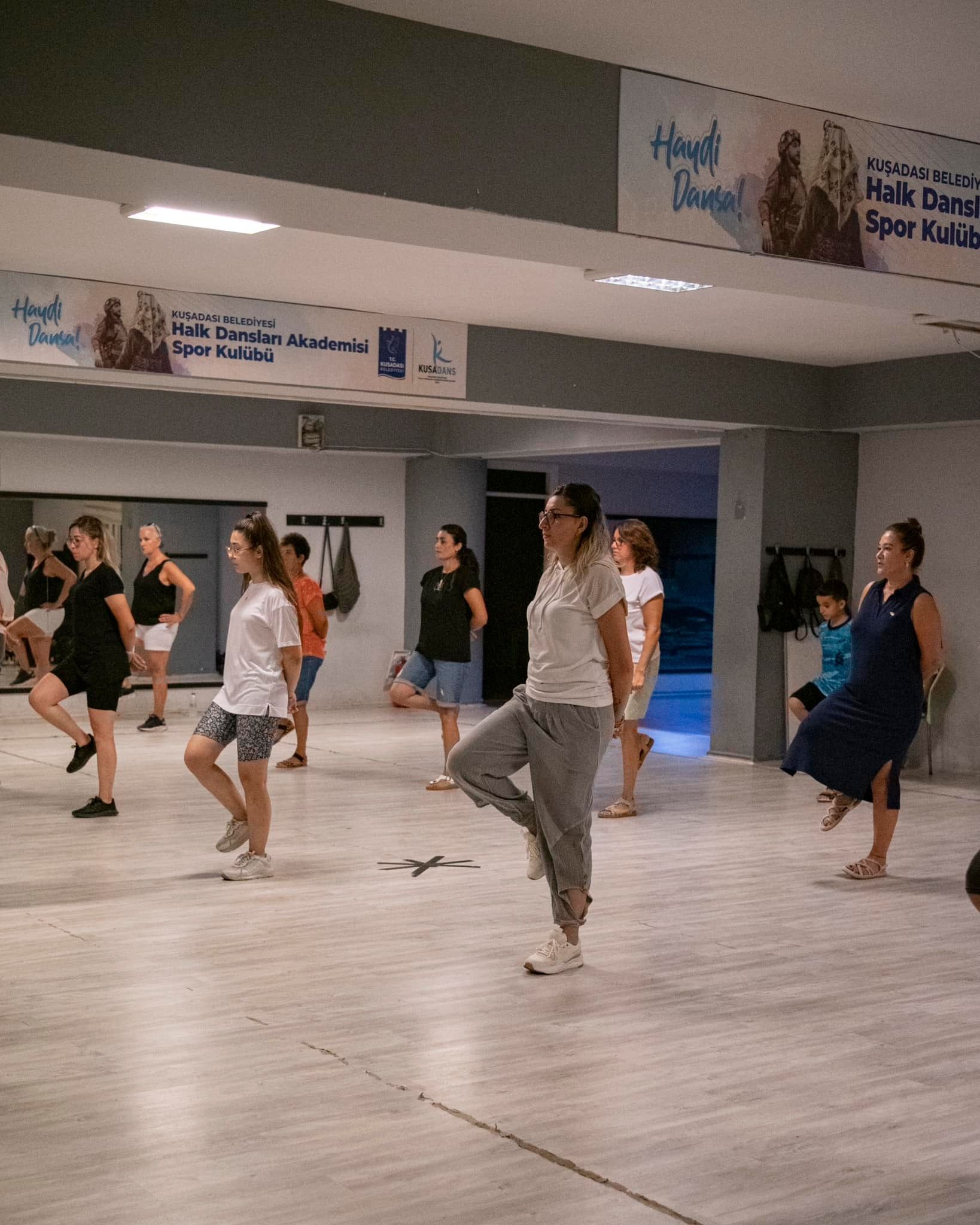 Kuşadası Belediyesi Halk Oyunları Kursları Yoğun İlgi Görüyor