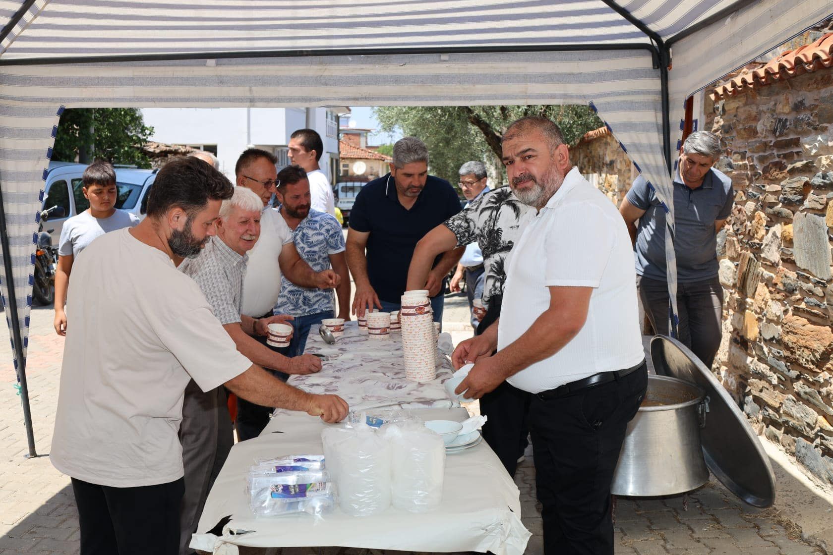 Kaymakam Mehmet Gündoğdu ve Belediye Başkanı Mustafa Büyük Yapıcı Aşure Hayrında Vatandaşlarla Bir Araya Geldi