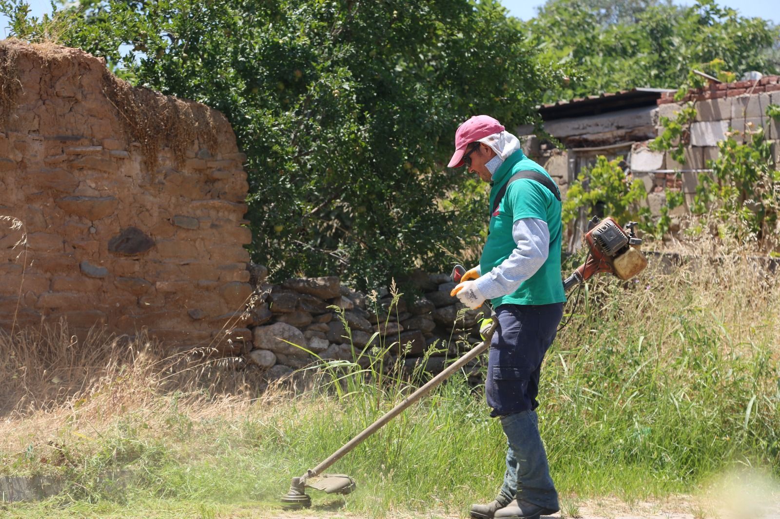 Efeler Belediyesi Dalama Mahallesi'nde Kuru ve Yabani Ot Temizliği Yaptı