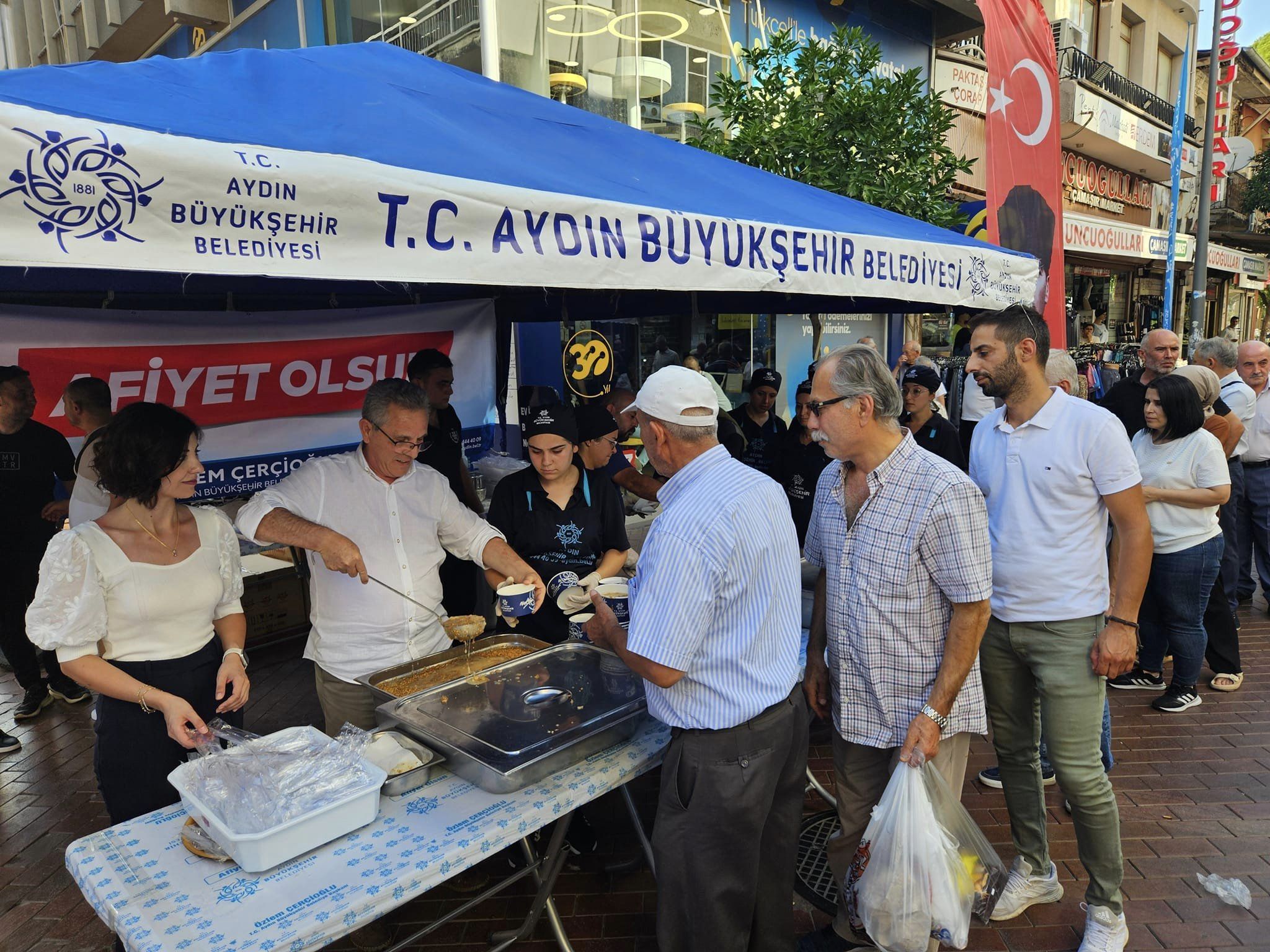 Nazilli Belediye Başkanı Ertuğrul Tetik ve CHP İlçe Başkanı Aslıhan Ökmen Aşure Hayrına Katıldı