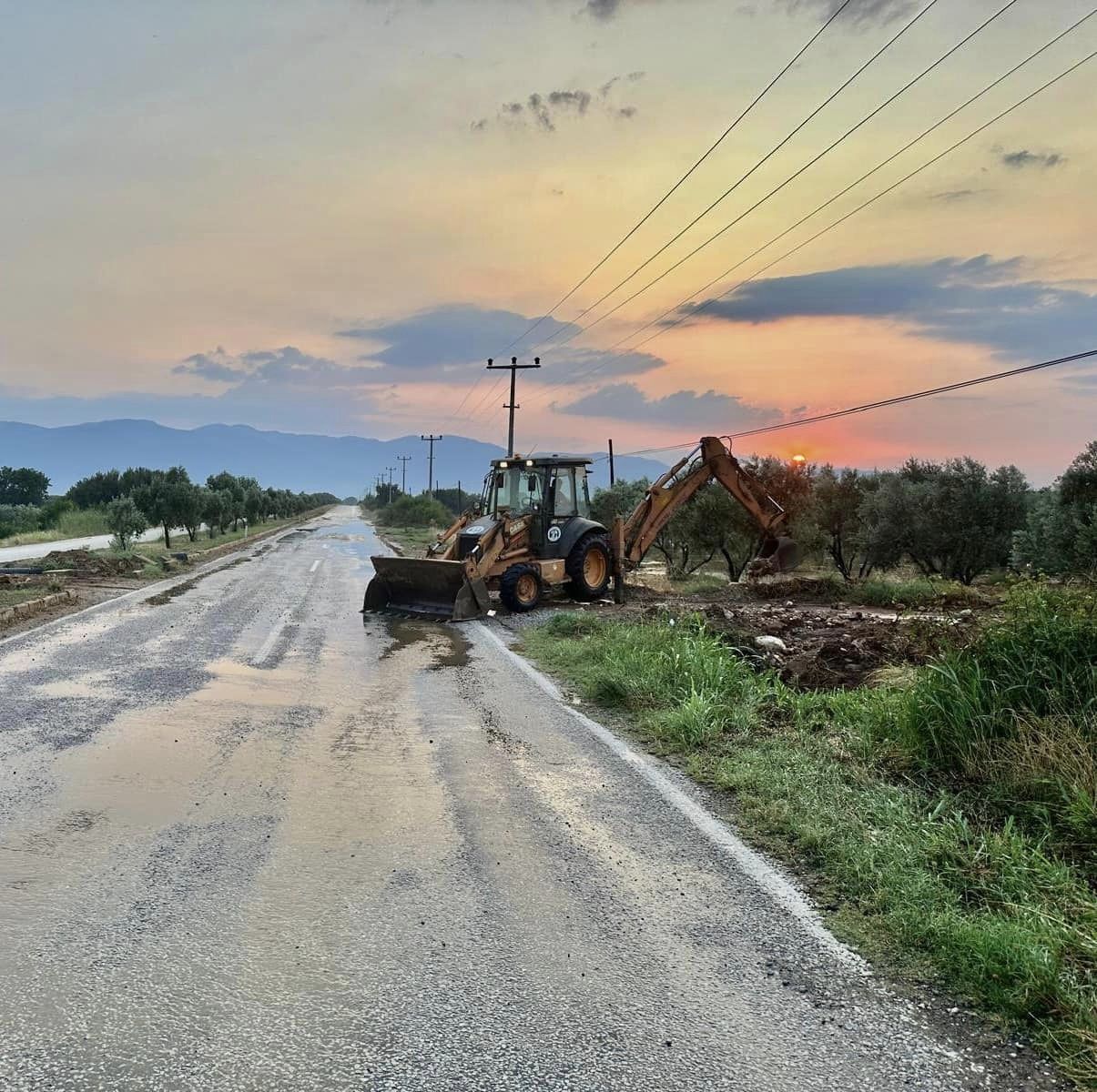 Aşırı Yağış Karacasu’yu Vurdu: Belediye Ekipleri Seferber Oldu