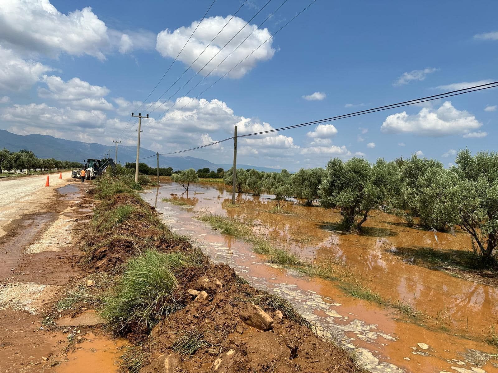 Aşırı Yağış Karacasu’yu Vurdu: Belediye Ekipleri Seferber Oldu