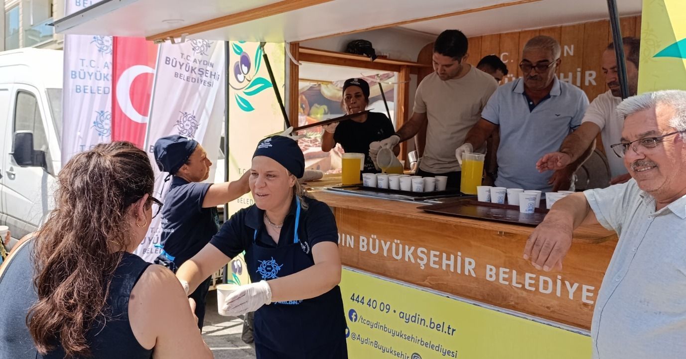 Söke Belediyesi’nden Çarşamba Pazarında Serinleten Limonata İkramı