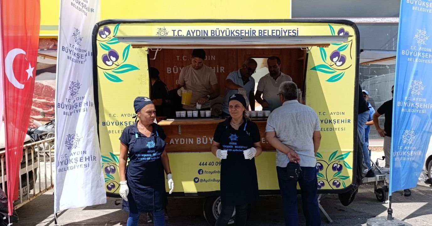 Söke Belediyesi’nden Çarşamba Pazarında Serinleten Limonata İkramı