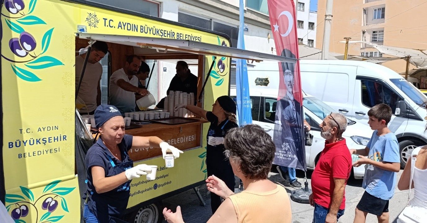 Söke Belediyesi’nden Çarşamba Pazarında Serinleten Limonata İkramı