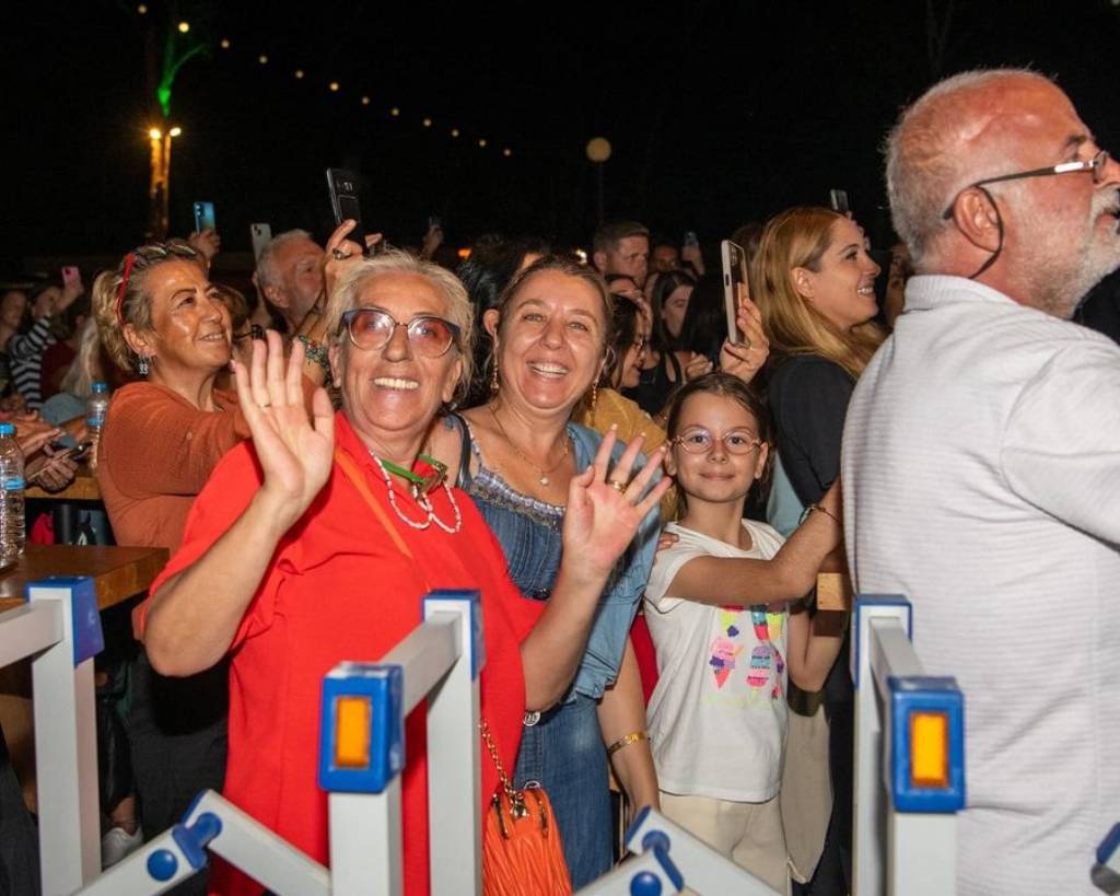 Kuşadası'nda Oğuzhan Koç Rüzgarı: AdaMobil ile Eğlence Dolu Anlar!