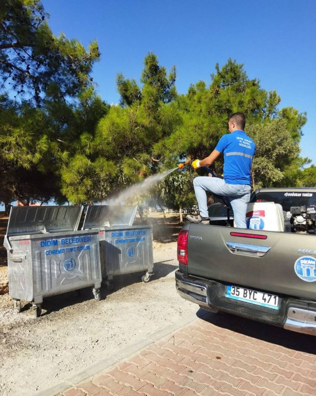 Didim Belediyesi'nden Akbük Mahallesi'nde Karasinek Mücadelesi