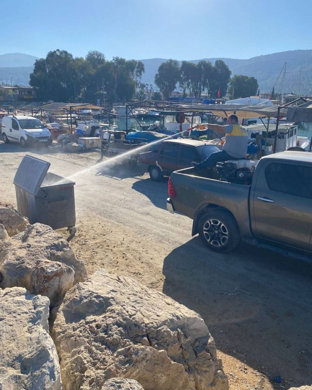 Didim Belediyesi'nden Akbük Mahallesi'nde Karasinek Mücadelesi