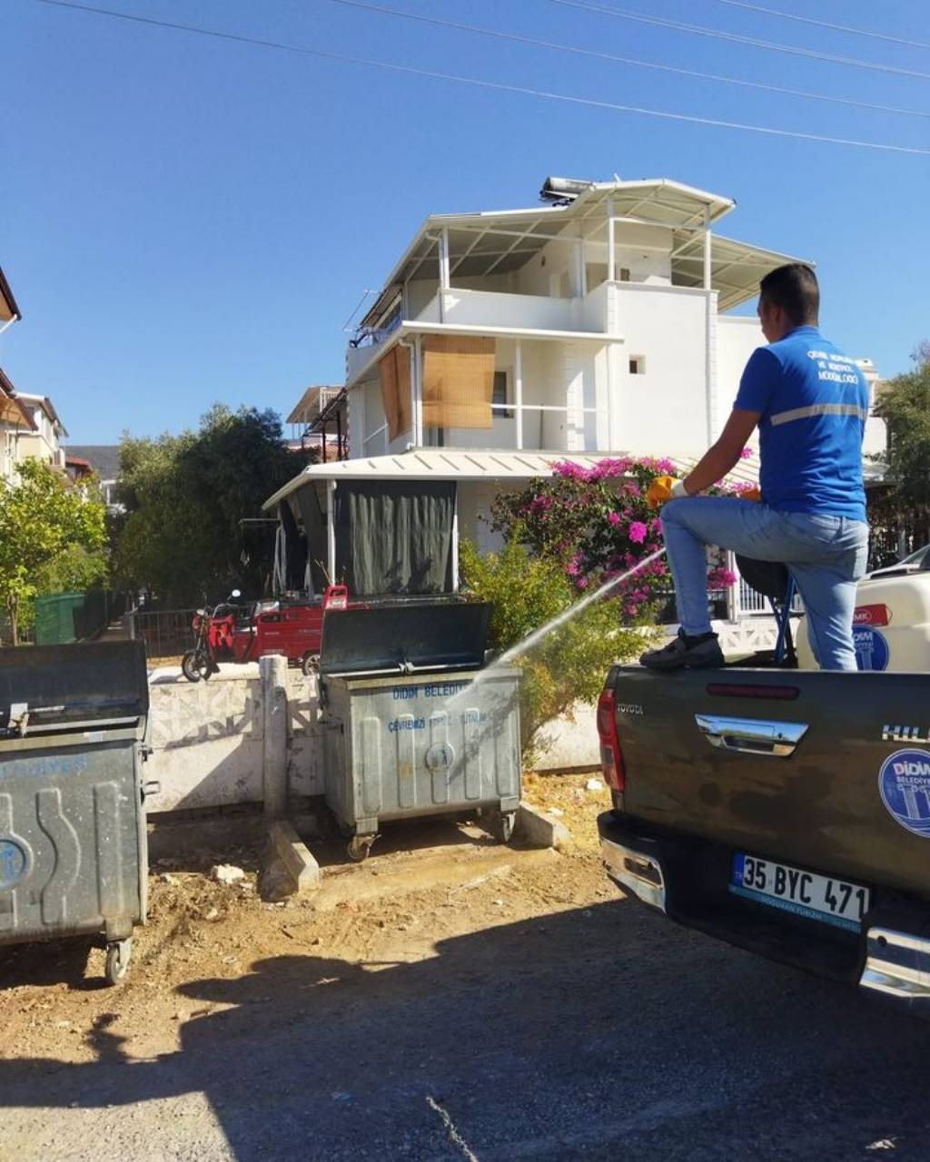 Didim Belediyesi'nden Akbük Mahallesi'nde Karasinek Mücadelesi