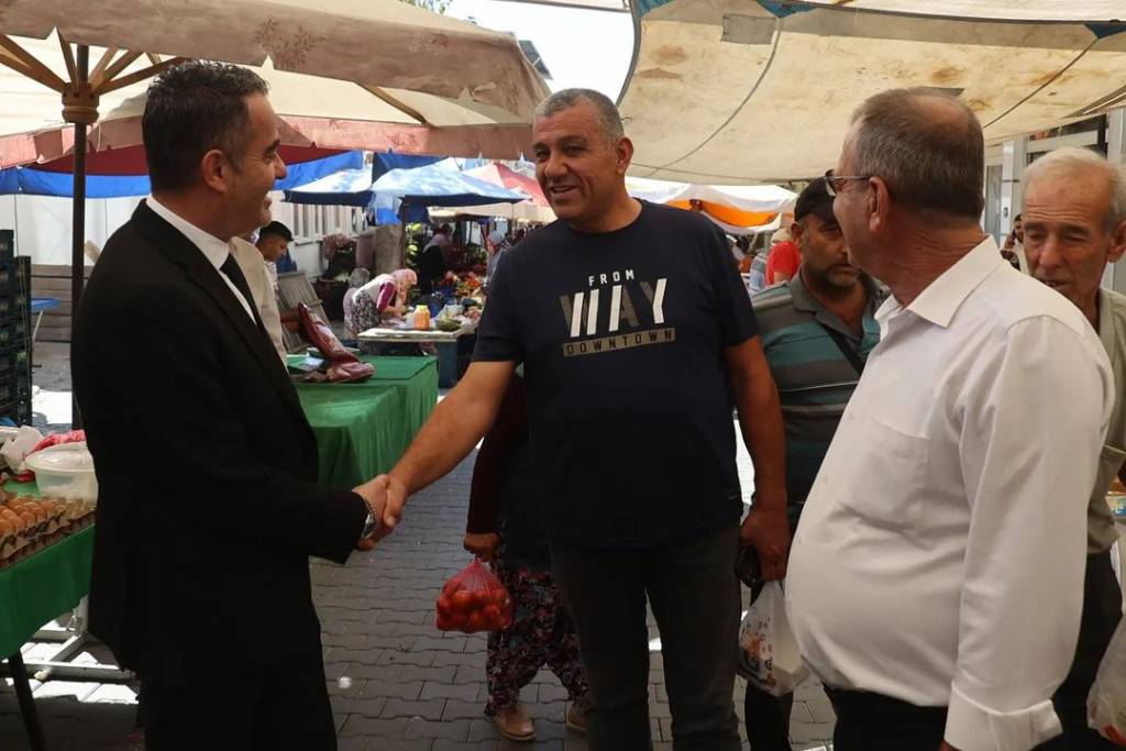 Koçarlı Belediye Başkanı Özgür Arıcı, İlçe Pazarını Ziyaret Etti