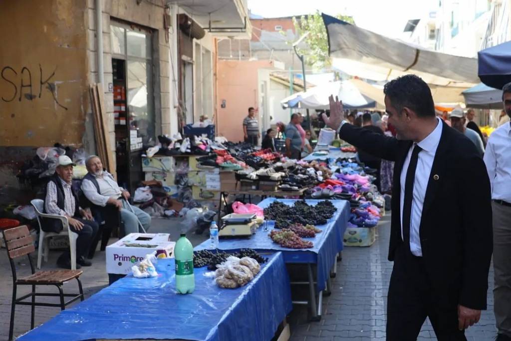 Koçarlı Belediye Başkanı Özgür Arıcı, İlçe Pazarını Ziyaret Etti