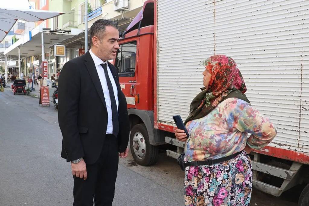 Koçarlı Belediye Başkanı Özgür Arıcı, İlçe Pazarını Ziyaret Etti