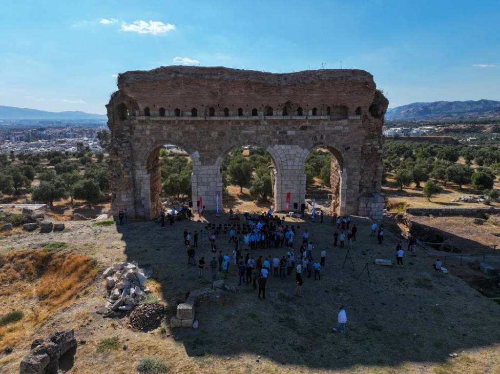 Efeler Belediyesi Ekim Ayı Meclis Toplantısını Tralleis Antik Kentinde Gerçekleştirdi